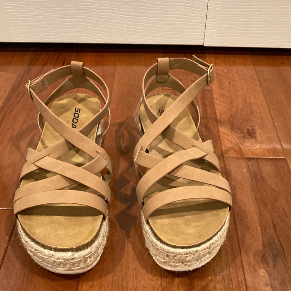 Soda platform sandals